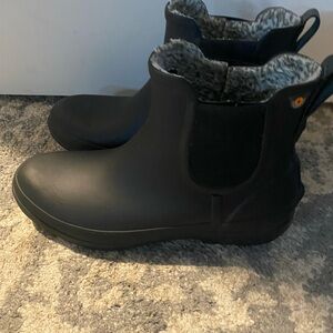 Bogs Black Ankle Booties with Soft Gray Interior